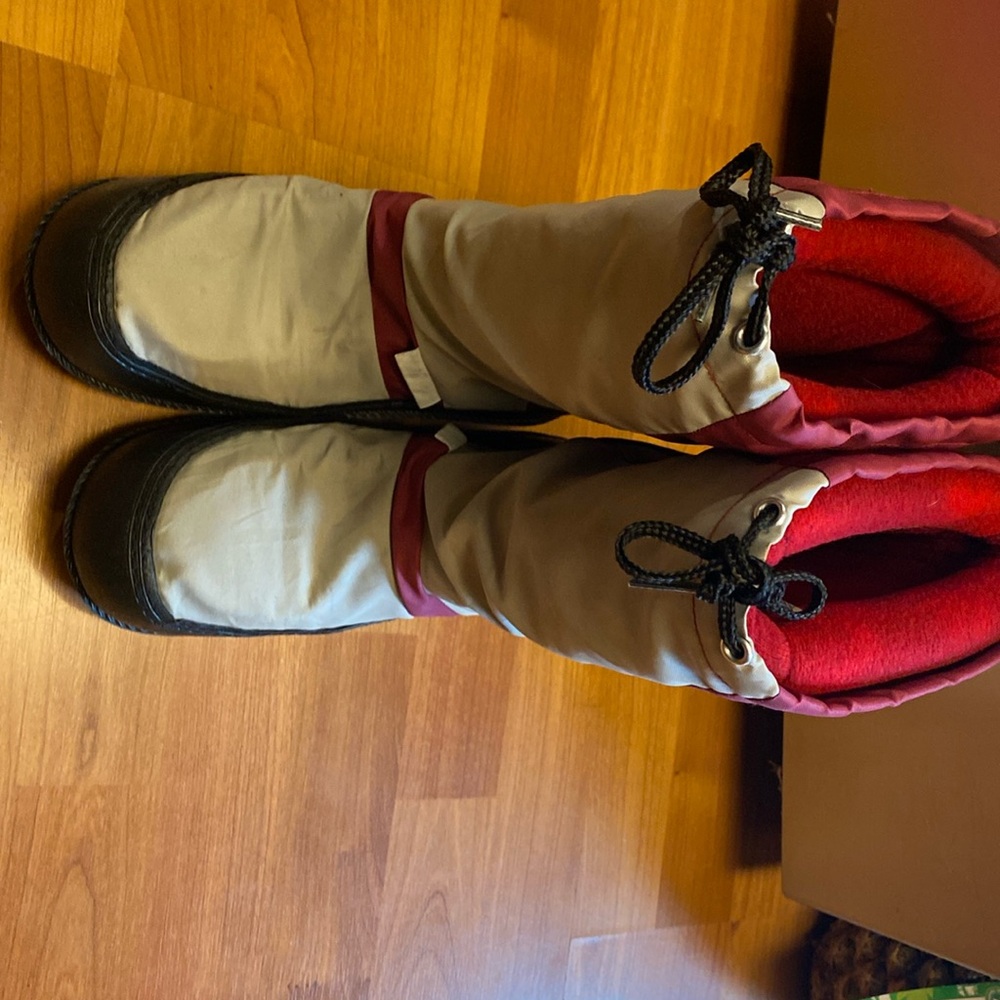 Snow boots size 7/8 Hawks brand
